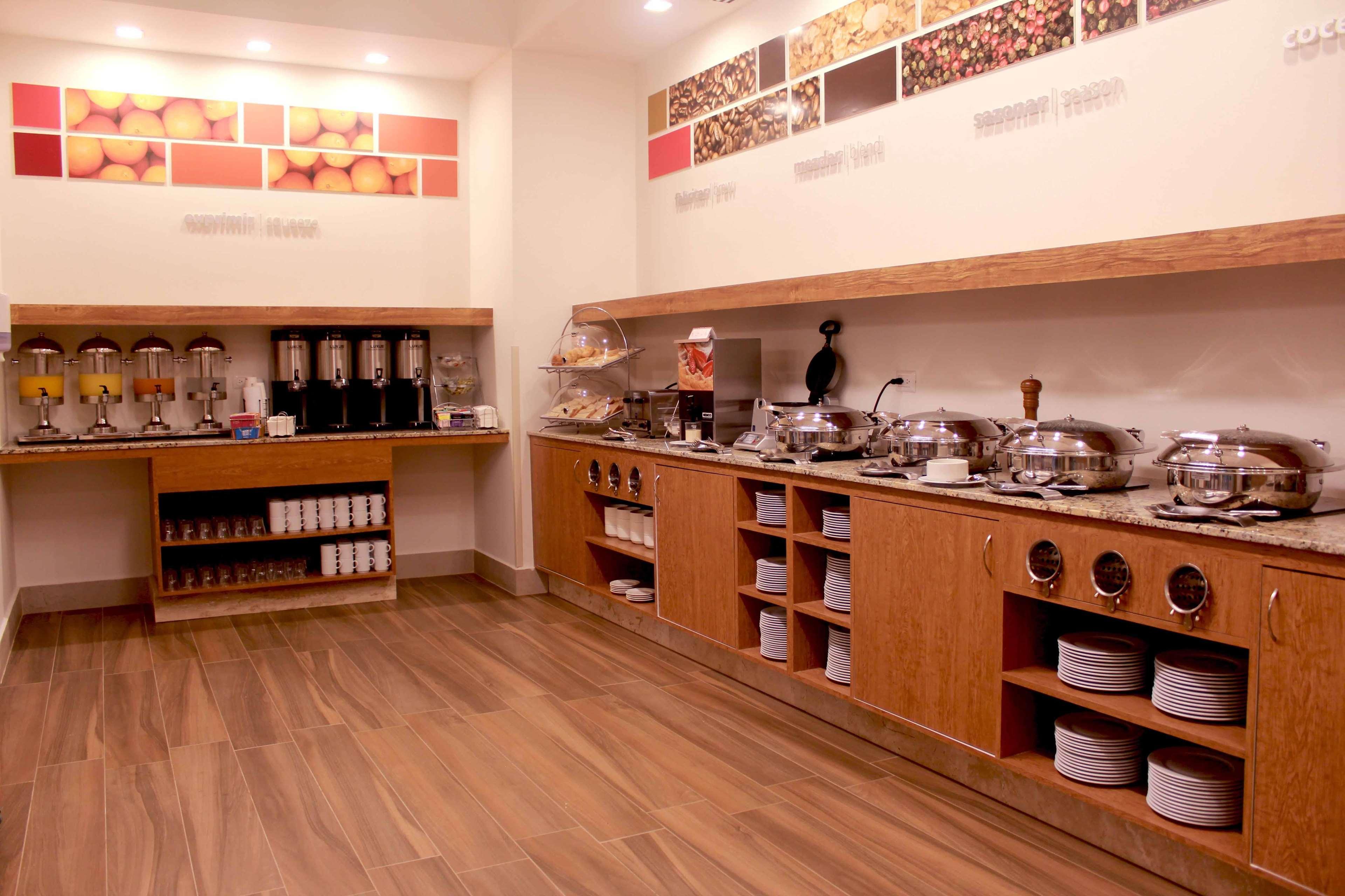 梅里达希尔顿汉普顿酒店 外观 照片
