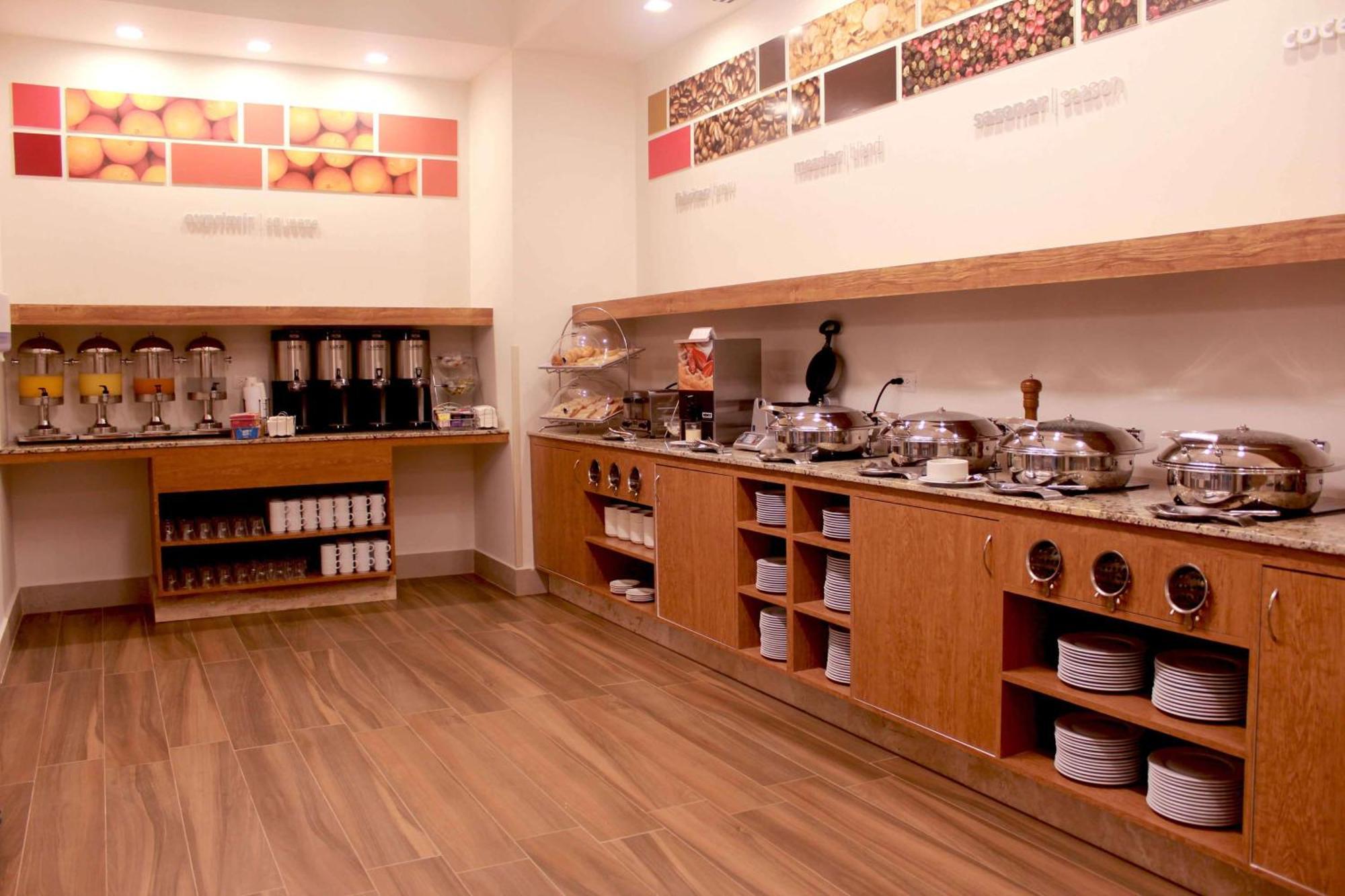 梅里达希尔顿汉普顿酒店 外观 照片