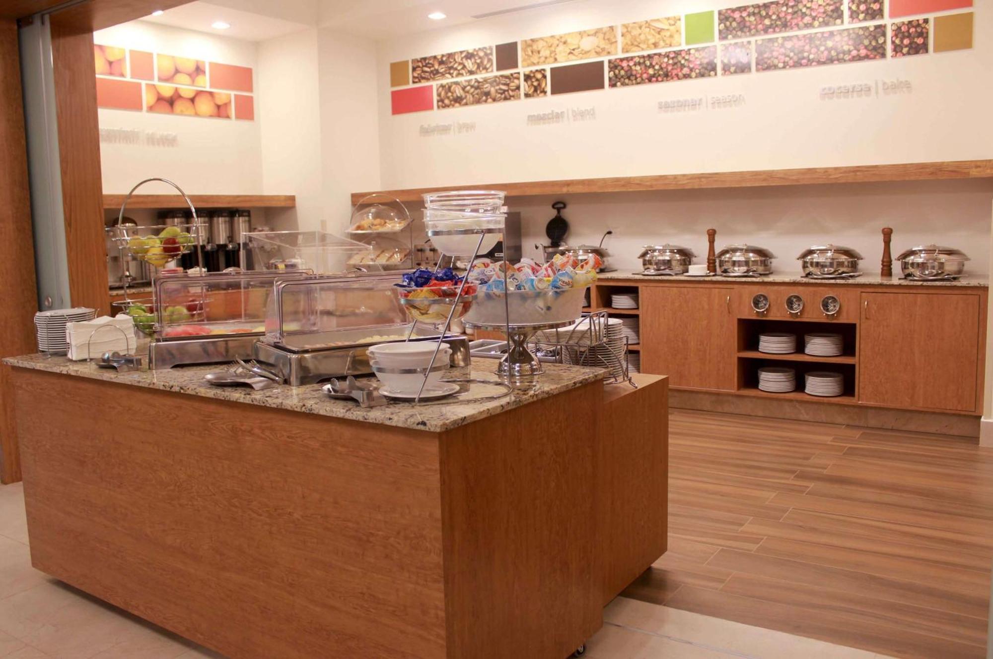 梅里达希尔顿汉普顿酒店 外观 照片